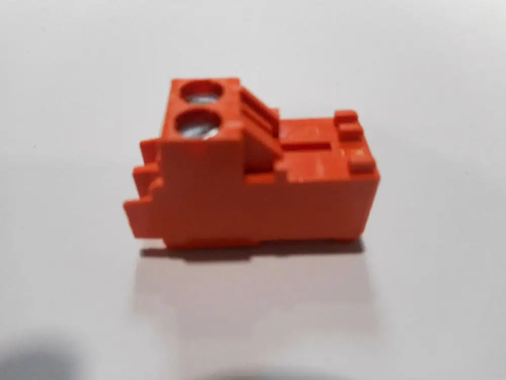 Orangefarbener Stecker, kompakt, mit mehreren Anschlussöffnungen, möglicherweise für elektrische Anwendungen, hergestellt von Remeha.